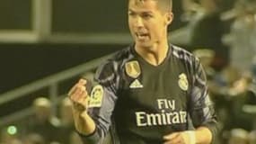 Cristiano Ronaldo, mimant le mouvement de billets entre ses doigts.