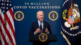 Le président américain Joe Biden prend la parole lors d'un événement commémorant les 50 millions de vaccins COVID-19 tirés le 25 février 2021 à l'auditorium de la cour sud du bâtiment du bureau exécutif d'Eisenhower à Washington DC.