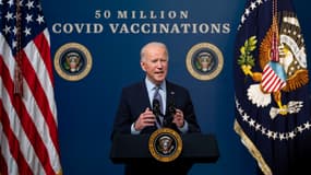 Le président américain Joe Biden prend la parole lors d'un événement commémorant les 50 millions de vaccins COVID-19 tirés le 25 février 2021 à l'auditorium de la cour sud du bâtiment du bureau exécutif d'Eisenhower à Washington DC.