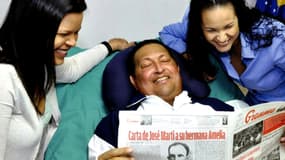 Hugo Chavez sur son lit d'hôpital, entouré de ses filles. Un tube trachaéal l'aide à respirer mais l'empêche de s'exprimer, a précisé le ministre de la Communication.