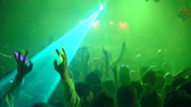 Douze personnes ont été blessées par un jet d'acide dans la discothèque "Mangle", à Londres.