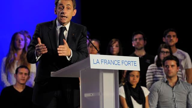 Nicolas Sarkozy a maintenu jeudi le cap à droite toute pour tenter de rallier à sa cause les électeurs du Front national, une stratégie susceptible de lui aliéner les centristes et qualifiée de "fuite en avant" par François Hollande. /Photo prise le 26 av
