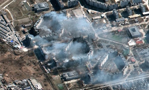 Des immeubles en feu à Marioupol. 