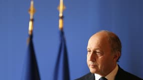 Le ministre des Affaires étrangères Laurent Fabius a reçu les familles des quatre otages français enlevés au Niger en septembre 2010 et a déclaré qu'ils étaient "vivants et en bonne santé". /Photo prise le 23 octobre 2012/REUTERS/Philippe Wojazer