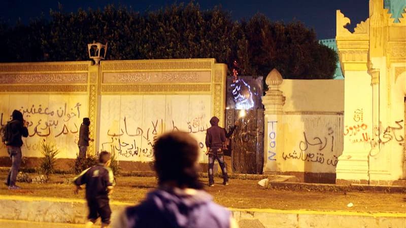Manifestants près du palais présidentiel du Caire. Des affrontements ont éclaté lundi dans la capitale égyptienne entre policiers et manifestants qui réclamaient le départ du président Mohamed Morsi, à l'occasion du deuxième anniversaire de la chute de so