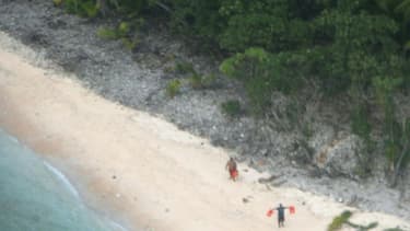 Les deux naufragés ont été sauvé grâce à leur message dans le sable.