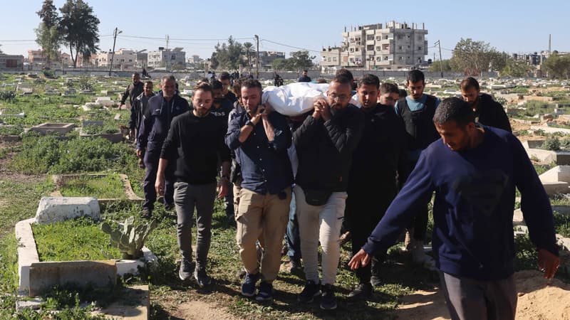 Des confrères à Rafah portant le corps du journaliste Al-Jazeera Hamza Wael Dahdouh dimanche.
