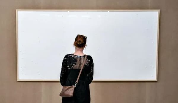 Une femme regarde un cadre vide au musée Kunsten d'Aalborg au Danemark, le 28 septembre 2021, oeuvre de l'artiste Jens Haaning - Henning Bagger
