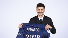 Lucas Beraldo pose avec son nouveau maillot