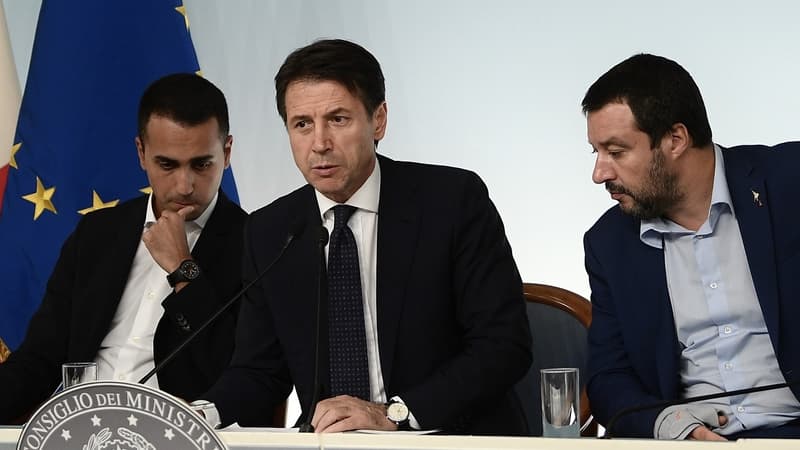 Le Premier ministre italien, Giuseppe Conte (au centre), entouré de ses deux vice-Premiers ministres, Luigi Di Maio (à gauche) et Matteo Salvini (à droite).