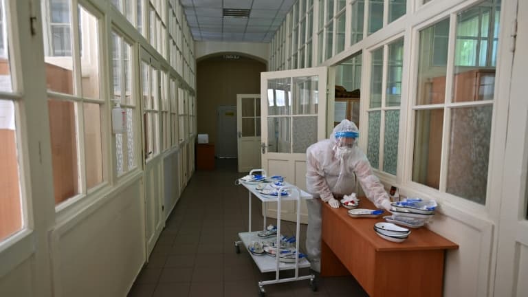 Une infirmière prépare des traitements pour des malades atteints par le Covid-19 dans un hopital à Lviv, le 1er juillet 2020