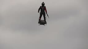 Franky Zapata en "Flyboard" le 14 juillet, à Paris.