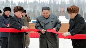 Kim Jong Un coupe le ruban rouge lors de l'inauguration de la ville de Samjiyon, le 2 décembre 2019