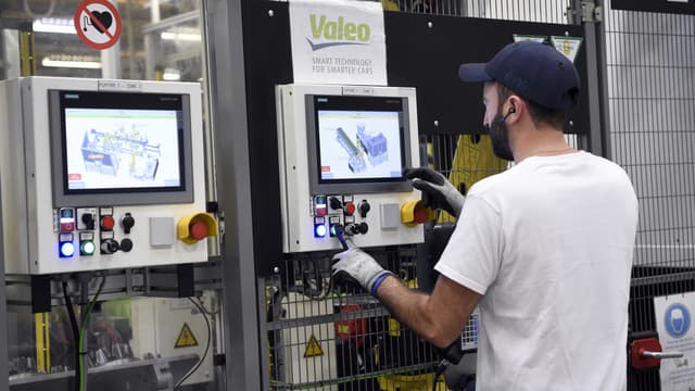 L'automobile est le secteur le plus actif en R&D. Ici, une ligne de montage chez l'équipementier Valeo, champion des dépôts de brevets l'an dernier, en novembre 2018.