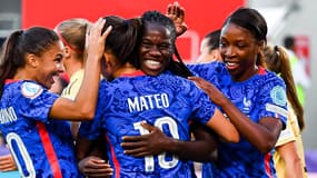 Les Bleues célèbrent le but de Griedge Mbock contre la Belgique, le 14 juillet 2022