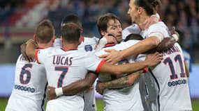 Les joueurs du PSG fêtent un but contre Caen