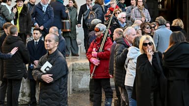 Un fan, en tenue de ski, présents aux obsèques de Michel Blanc à l'église Saint-Eustache à Paris, 10 octobre 2024.