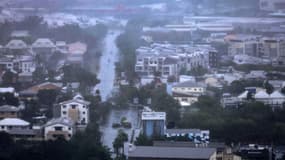 Une rue inondée par les eaux lors du passage du cyclone Garance à La Possession, commune du nord-ouest de l'île de La Réunion, le 28 février 2025
