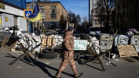 Un point de contrôle dans le centre de Kiev, le 15 mars 2022