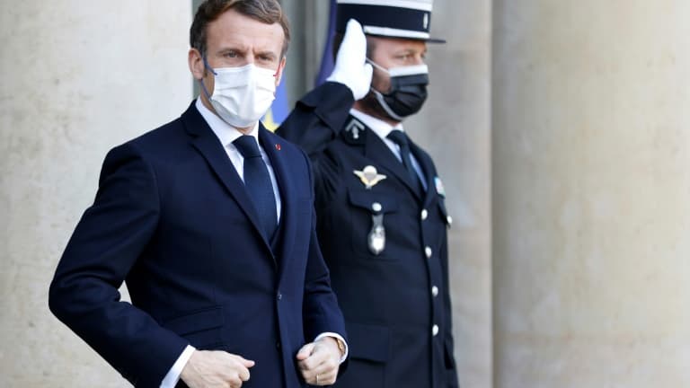 Le président Emmanuel Macron sur le perron de l'Elysée, le 11 janvier 2022 à Paris