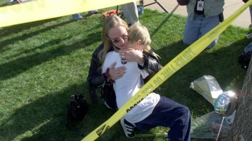 Rassemblement à la mémoire des victimes d'un massacre au lycée de Columbine à Littleton, Colorado le 21 avril 1999 Rassemblement à la mémoire des victimes d'un massacre au lycée de Columbine à Littleton, Colorado le 21 avril 1999