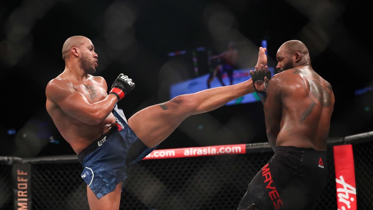 Ciryl Gane (à gauche) lors de son combat UFC contre Don'Tale Mayes