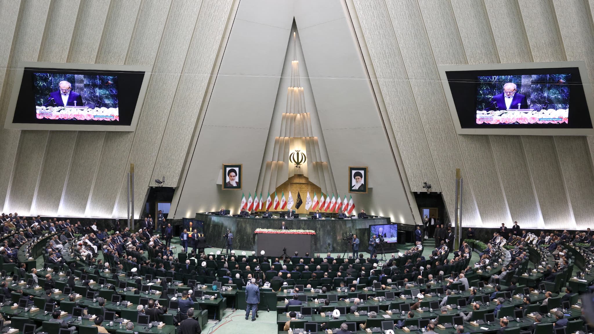 Le président iranien Massoud Pezeshkian a prêté serment devant le Parlement ce mardi 30 juillet.