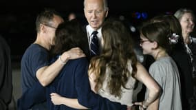 Le président américain Joe Biden s'entretient avec la journaliste américano-russe Alsu Kurmasheva, son mari Pavel Butorin et leurs filles Miriam Butorin et Bibi Butorinas à la base conjointe Andrews dans le Maryland, le 1er août 2024.
