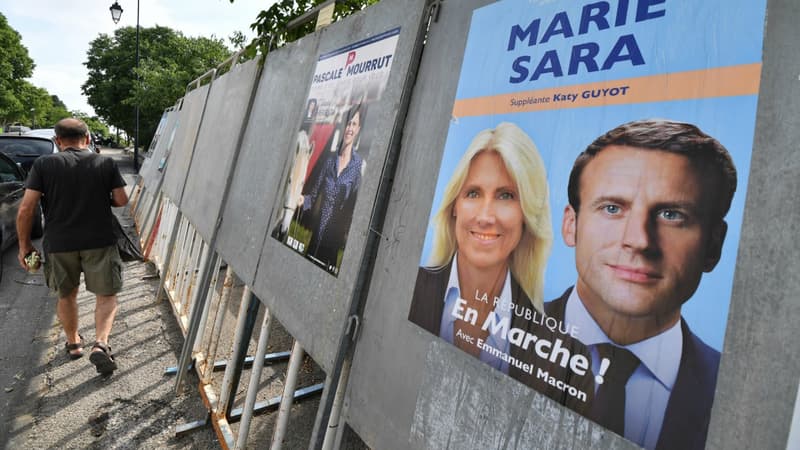 Un panneau électoral avec l'affiche d'une candidate investie par La République en marche.