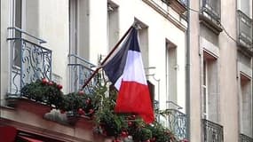 Hommage national: les Français pavoisent les rues de bleu-blanc-rouge