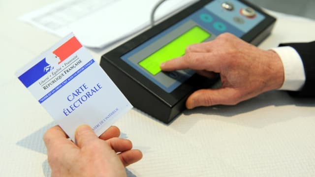 Une machine à voter électroniquement est testée à Brest lors d'élections départementales en 2015