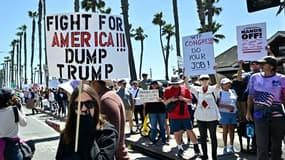 Des manifestants se rassemblent contre les politiques du président américain Donald Trump et de son conseiller, le PDG de Tesla Elon Musk, à Huntington Beach, en Californie, le 5 avril 2025. 