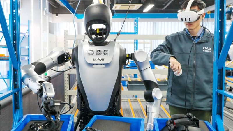 "C'est comme apprendre à marcher à des enfants": en Chine, des humains apprennent à des robots à plier du linge ou à ouvrir des portes pour remporter la course face aux Etats-Unis