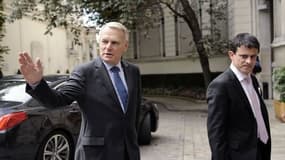 Valls et Ayrault devant Matignon