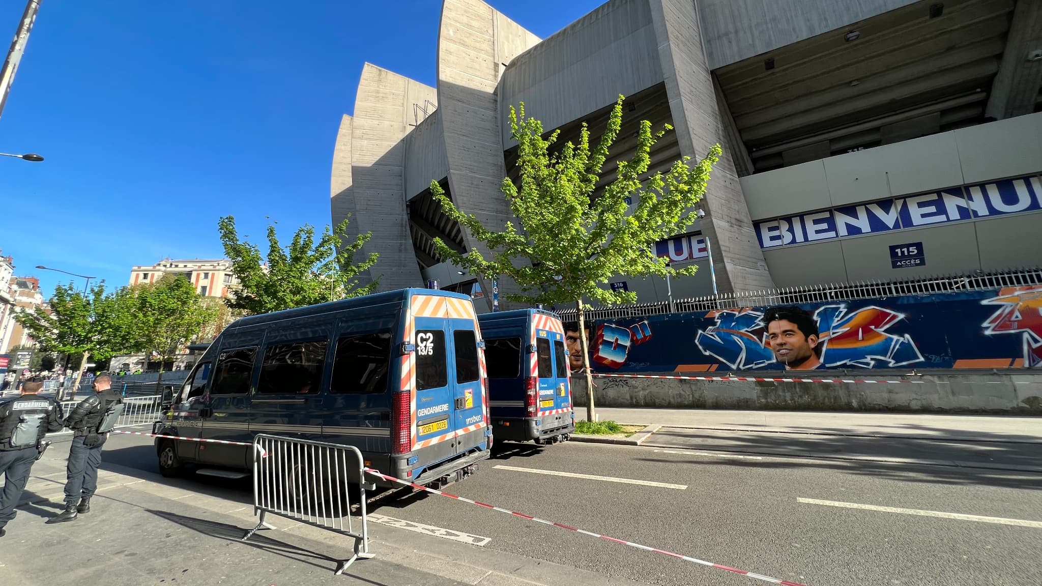 Les forces de l'ordre à l'extérieur du Parc des Princes avant PSG-OM