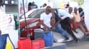 Des gens patientant à une station-service, alors que des pénuries d'essence touchent la Guyane, en grève illimitée depuis ce lundi. 
