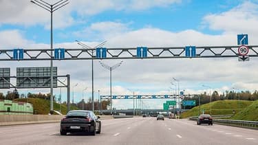 Construit notamment par un consortium réunissant le Français Vinci et la banque publique russe VTB, l'autoroute totalise 694 kilomètres et permet de relier les deux mégapoles en six heures