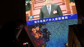 Le président chinois Xi Jinping sur un écran vidéo, lors de la clôture du congrès de l'Assemblée nationale populaire à Pékin le 11 mars 2022  
