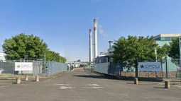Entrée de la chaufferie à gaz de la CPCU dans le quartier des Ardoines à Vitry-sur-Seine, devant la friche de la centrale Arrighi et ses cheminées emblématiques en 2025