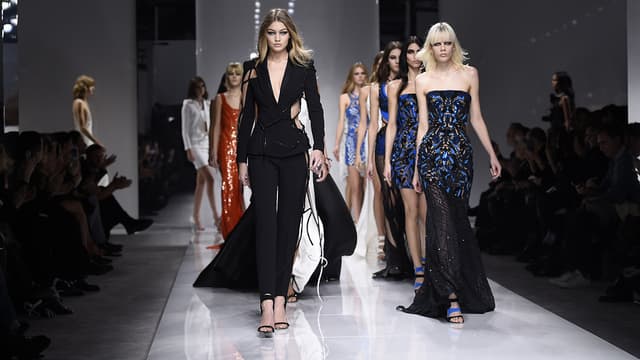 Des mannequins lors du défilé Versace Haute-Couture printemps-été à Paris, le 24 janvier 2016