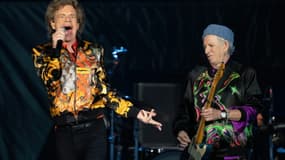 Le chanteur anglais Mick Jagger (g) et le guitariste Keith Richards des Rolling Stones sur scène à Austin, au Texas, le 20 novembre 2021