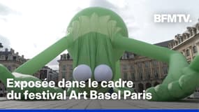  Une grenouille gonflable XXL a été installée place Vendôme et suscite la curiosité 
