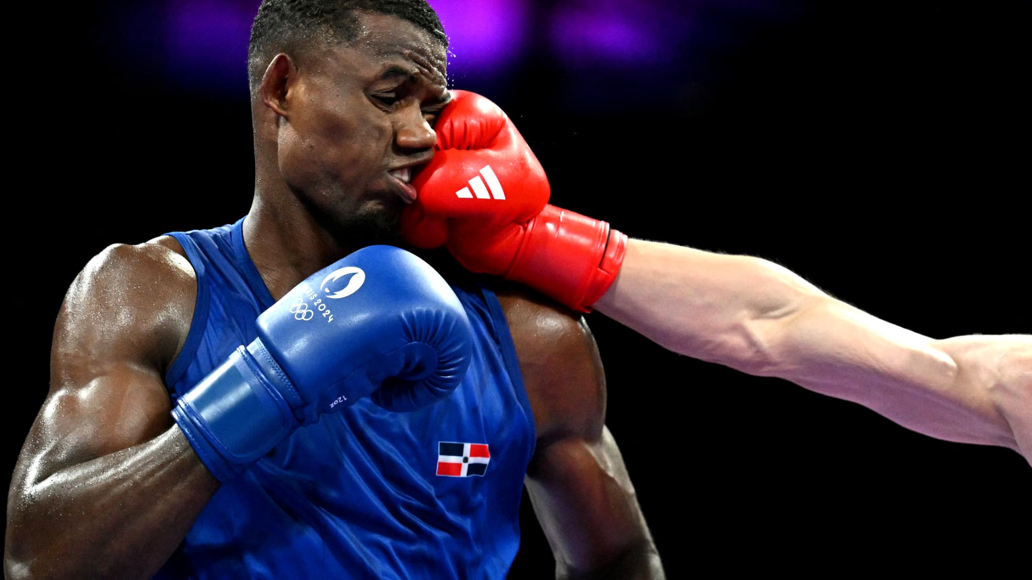 Cristian Javier Pinales au combat, en boxe, face au chinois Tuohetaerbieke Tanglatihan.