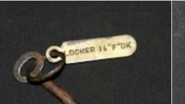 La clé, qui porte une petite étiquette en laiton avec l'inscription "Locker 14F Deck", appartenait à un certain Sidney Sedunary, steward en troisième classe âgé de 23 ans. Elle servait à ouvrir un casier contenant des gilets de sauvetage.