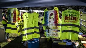 Des gilets jaunes accrochés en juin 2019 lors d'un rassemblement à Montceau-les-Mines.