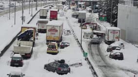 De fortes chutes de neige bloquent des centaines d'automobilistes sur le périphérique d'Athènes