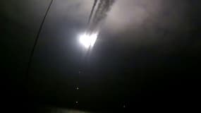 Image extraite d'une vidéo publiée sur le site internet officiel du ministère russe de la défense le 7 octobre 2015 censée montrer un navire de guerre russe lançant un missile de croisière dans la mer caspienne pendant une frappe contre ...