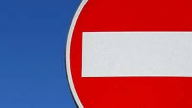 Depuis six ans, Clet Abraham parcourt le monde et detourne la signalétique routière pour la rendre plus poétique.