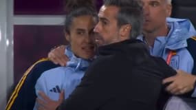Jorge Vilda touchant la poitrine d'une membre de son staff lors de la finale de la Coupe du monde féminine 2023