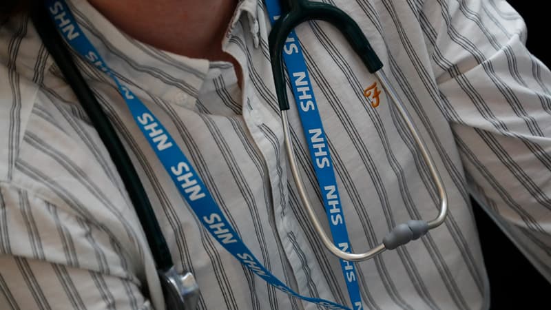 Un membre du personnel du NHS avec un stéthoscope , à Londres, le 4 novembre 2019. (photo d'illustration)